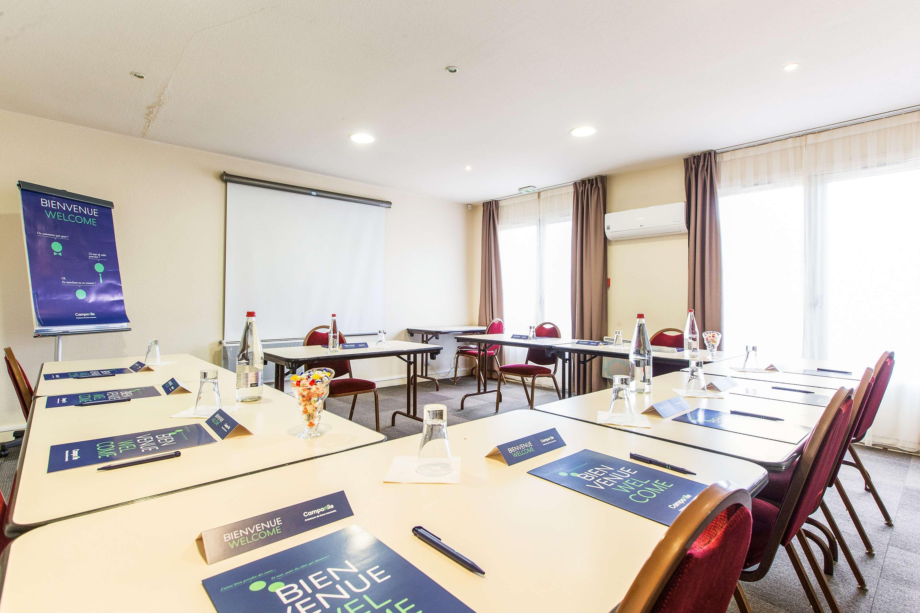 Campanile Senlis Hotel